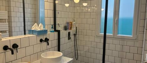 Douche, sĂšche-cheveux, serviettes fournies, savon