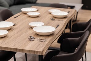Familienapartment, Nichtraucher (501) | Essbereich im Zimmer
