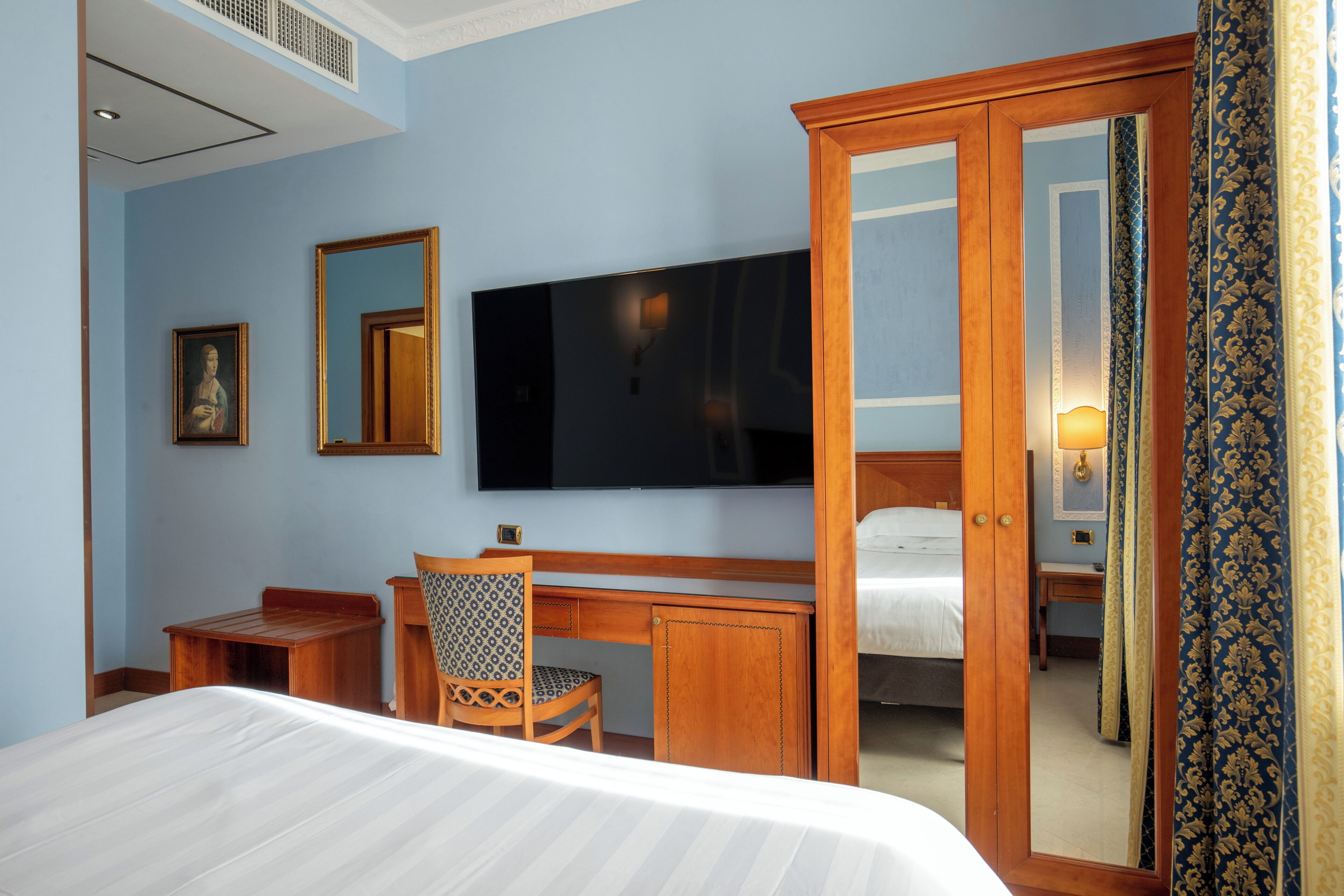 Sengetøy av topp kvalitet, dundyner, safe på rommet og skrivebord