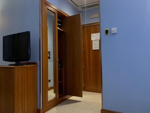 Premium bedding, down comforters, in-room safe, desk - Consoli Romani Vatican Rooms (Rome)