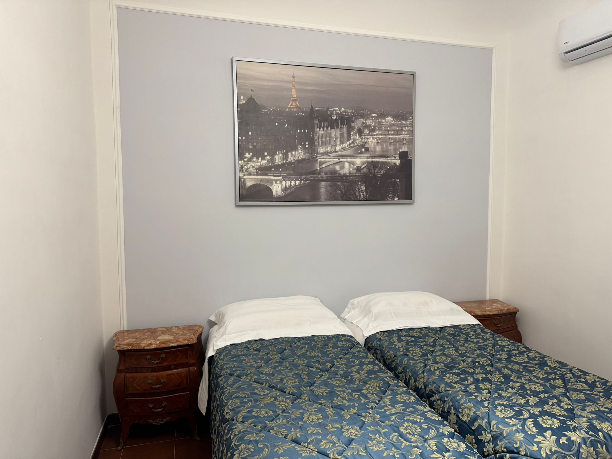 Apartment | Hochwertige Bettwaren, Daunenbettdecken, Zimmersafe, Schreibtisch