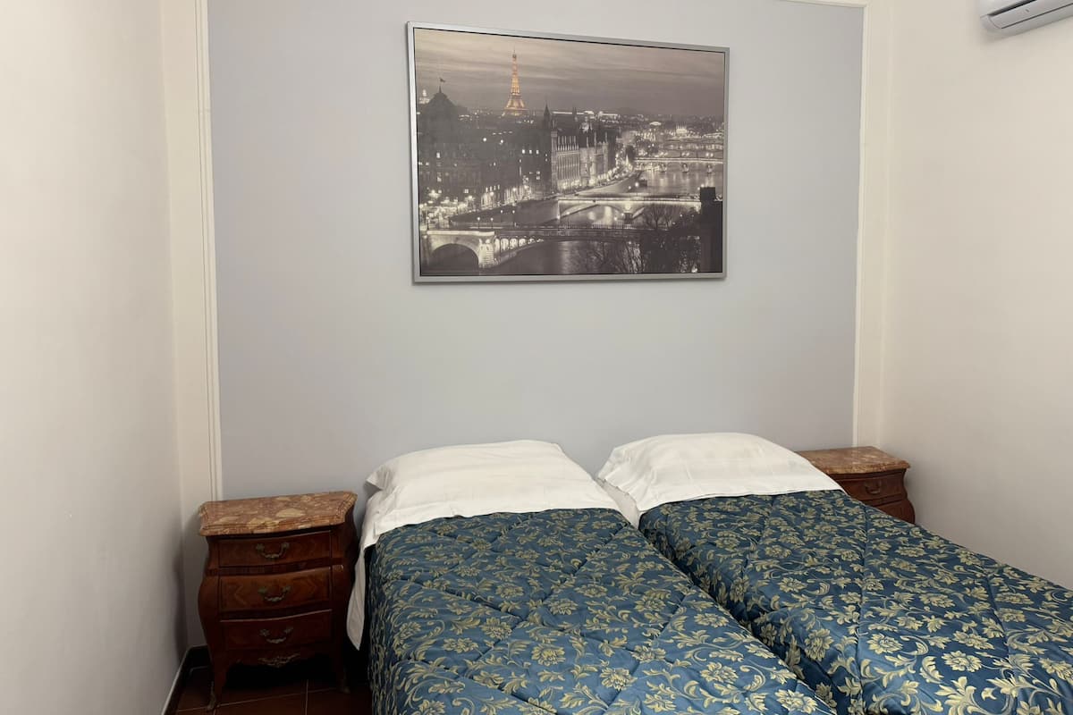 Apartment | Hochwertige Bettwaren, Daunenbettdecken, Zimmersafe, Schreibtisch