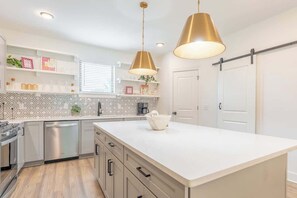 Fridge, microwave, oven, stovetop - Golden Hour - Skyline Views and Sunsets (Nashville)