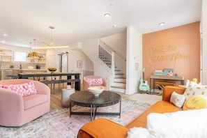 Smart TV, offices - Golden Hour - Skyline Views and Sunsets (Nashville)