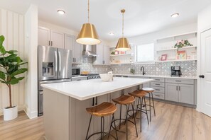 Fridge, microwave, oven, stovetop - Golden Hour - Skyline Views and Sunsets (Nashville)