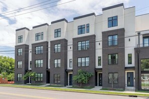 Exterior - Golden Hour - Skyline Views and Sunsets (Nashville)