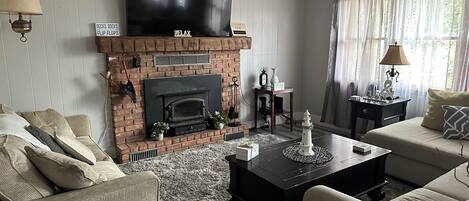 TV, fireplace