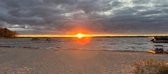 Charming 4-bedroom house with WiFi and AC in peaceful Lake City. Sleeps 12.