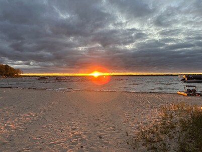 Charming 4-bedroom house with WiFi and AC in peaceful Lake City. Sleeps 12.