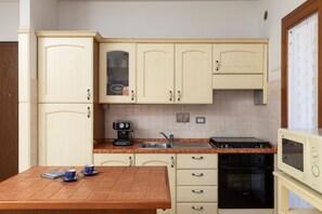 Fridge, microwave, dishwasher, coffee/tea maker