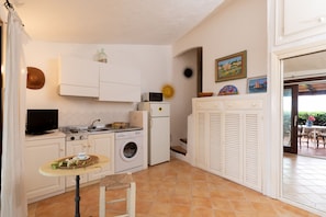 Réfrigérateur, batterie de cuisine, vaisselle et ustensiles