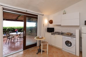 Réfrigérateur, batterie de cuisine, vaisselle et ustensiles