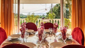 Mesa lista para comer con vista al exterior.