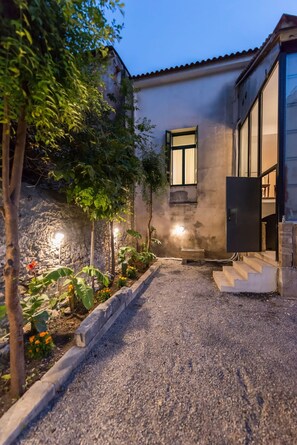 Garden - Aigli Seafront Loft-luxury Design Retreat (Kalamata)