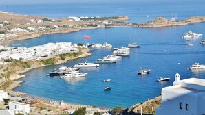 A coastal marina with numerous yachts and boats docked. - Mykonos Violet Nest - Sea View Escape (Mykonos)