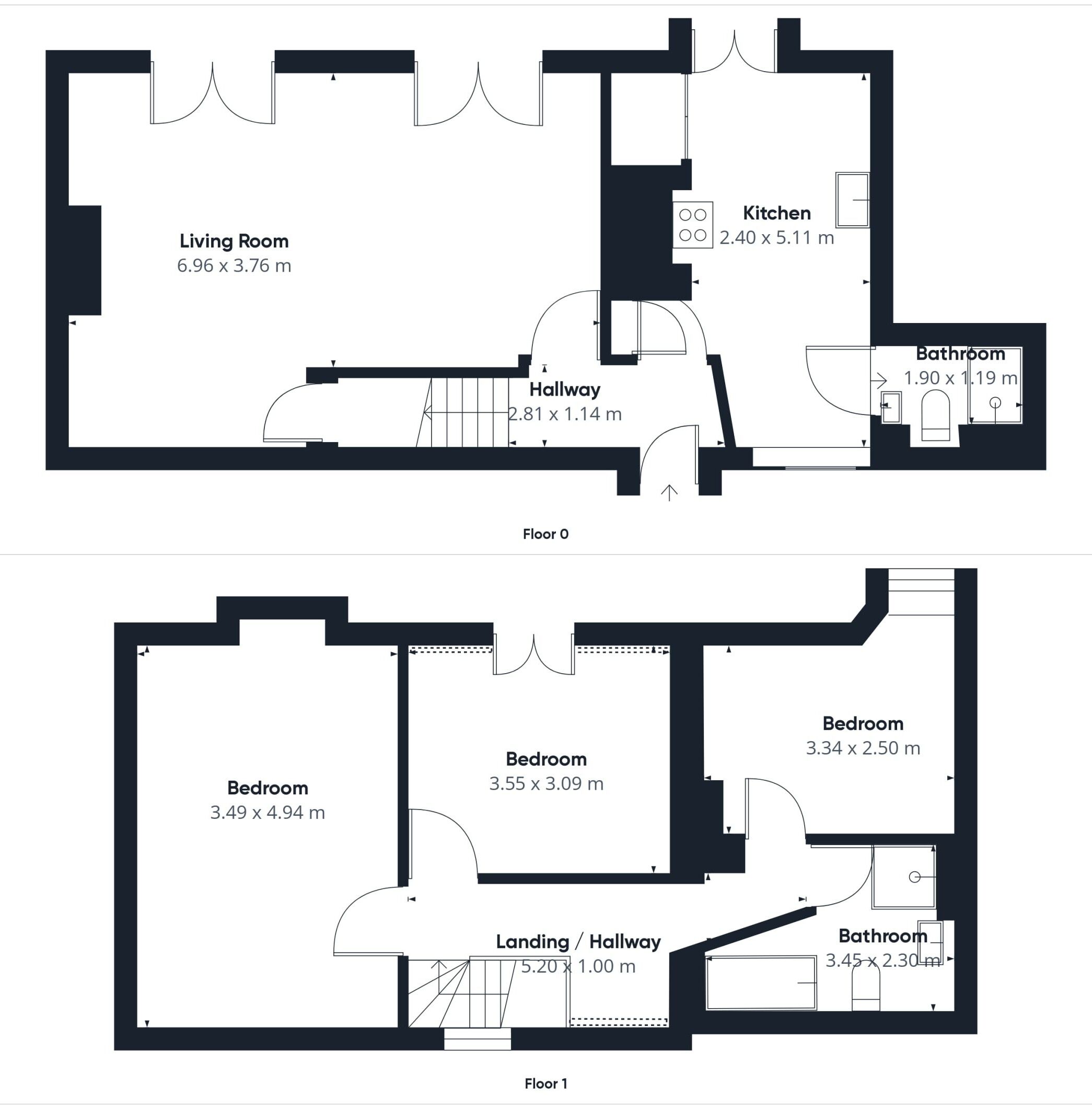 Ein Grundriss eines Hauses mit zwei Etagen. Das Erdgeschoss umfasst ein Wohnzimmer, eine Küche, einen Flur und ein Badezimmer. Im Obergeschoss befinden sich zwei Schlafzimmer, eine Zwischenablage/ein Verteilerflur und ein Badezimmer.