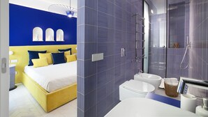 Uma casa de banho moderna com banheira, chuveiro e sanita.