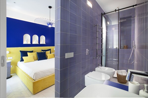 A modern bathroom with a bathtub, a shower, and a toilet. - Casa Mama blu in Sorrento (Sorrento)
