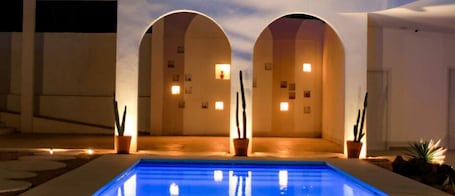 Una piscina al aire libre. Roka Hotel Boutique
