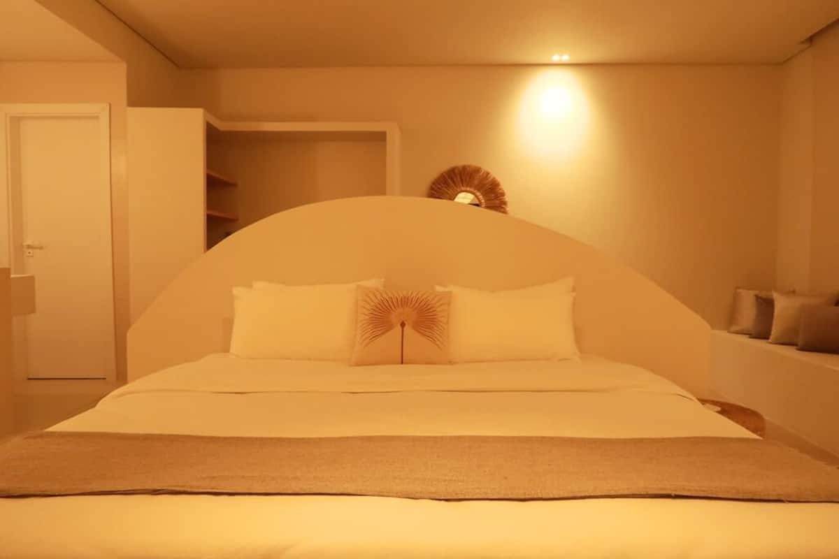 Deluxe kamer | 1 slaapkamer, een kluis op de kamer, individueel gedecoreerd, een bureau