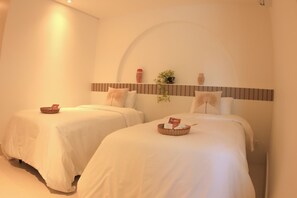 Camera Standard | Una cassaforte in camera, con stile personalizzato, una scrivania