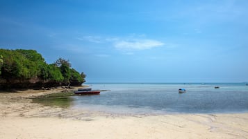 Nära stranden, vit sandstrand, strandhanddukar och yoga