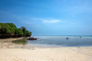 Beach nearby, white sand, beach towels, beach yoga - Eden Paradise Zanzibar (Michamvi)