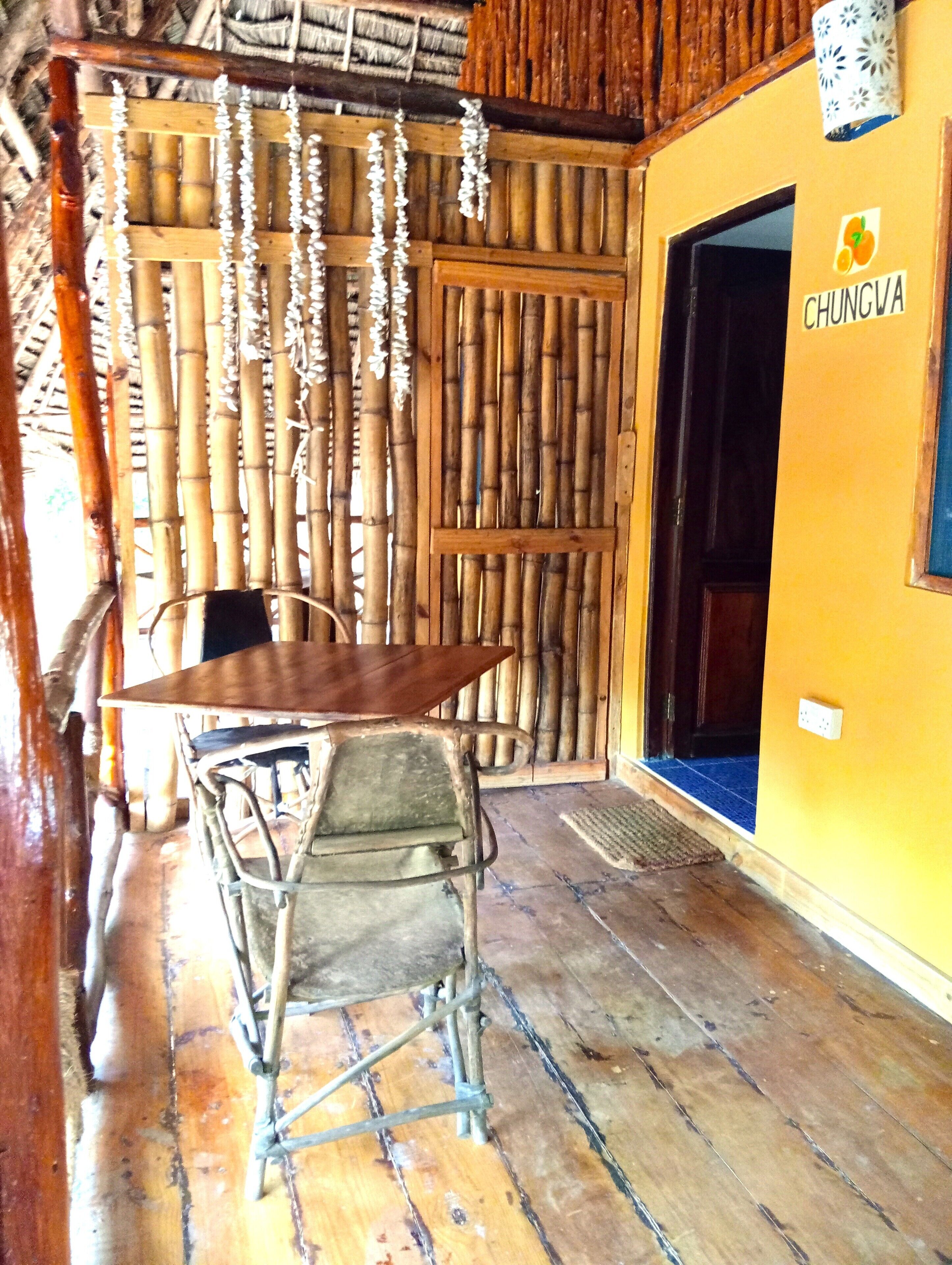 Muebles diferentes, cortinas blackout y ropa de cama 