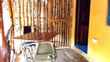 Habitación junior doble, 1 cama doble, balcón, vistas al jardín | Mobiliario individual, cortinas opacas, ropa de cama