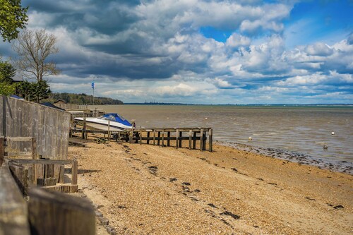 Stone's Throw Away from the English Channel! -Family and Dog Friendly