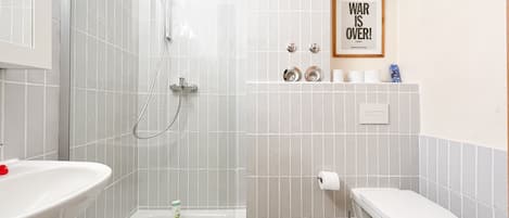 Douche, sèche-cheveux, serviettes fournies, savon