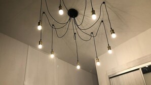 A ceiling with multiple hanging light fixtures. - Cosy Flat for 1-3 not far From City Centre (Leicester)