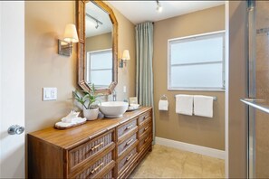 Dusche, Haartrockner, Handtücher, Seife