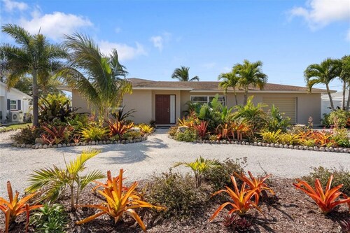 Escape to Paradise at Coconut Palms: Your 2 bed_2 bath Tropical Retreat Awaits!