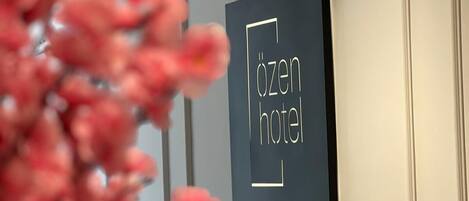 Une enseigne avec l’inscription « özen hotel » sur un mur.