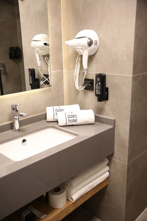 Ducha, cabezal de ducha tipo lluvia, secador de pelo y zapatillas