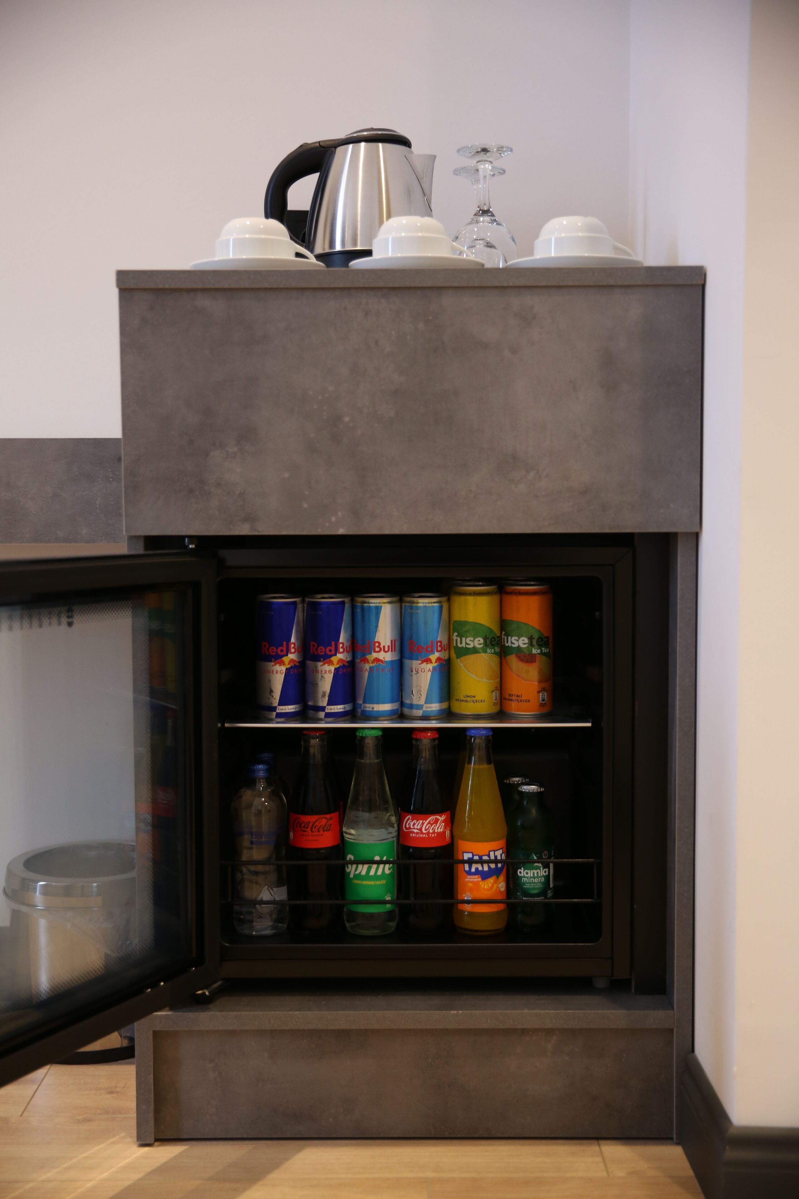Eine Minibar mit Getränken und einer Kaffeemaschine.