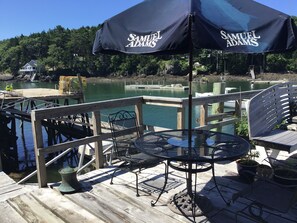 Outdoor dining - Charming garden  cottage located on Little River East Boothbay directly on wharf (Boothbay)