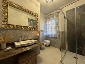 Shower, hair dryer, bidet - Villa in Lucca with 3 bedrooms sleeps 7 (Lucca)
