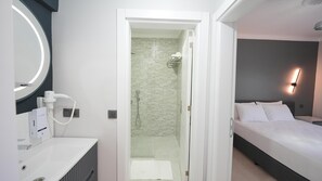 Bruser, gratis toiletartikler, hårtørrer, hjemmesko