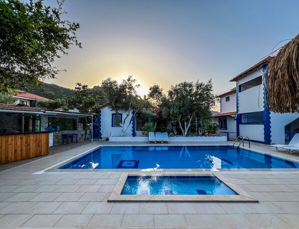 Una piscina al aire libre de temporada