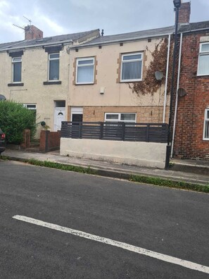 House | Exterior - Welcome to Your Home of Freedom! Enjoy Your Stay (Newcastle-upon-Tyne)