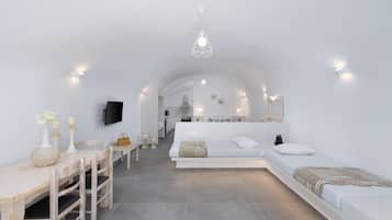 Luxe suite, terras, uitzicht op zee | Woonruimte | Flatscreentelevisie