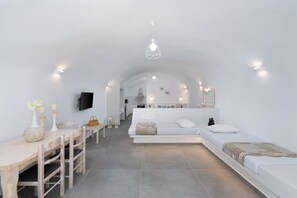 Suite Luxury, patio, vista mare | Area soggiorno | TV a schermo piatto