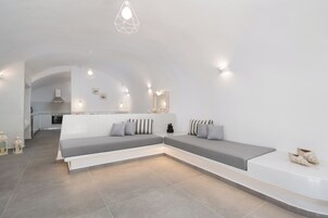 Suite Luxury, patio, vista mare | Area soggiorno | TV a schermo piatto