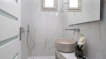 尊爵套房, 庭院, 海景 | 浴室 | 淋浴設備、吹風機、拖鞋、毛巾