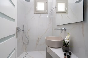 Exclusive Suite, Patio, Sea View | Bathroom