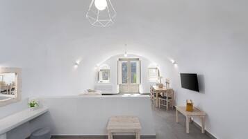 Luxury-Suite, Terrasse, Meerblick | Wohnbereich | Flachbildfernseher