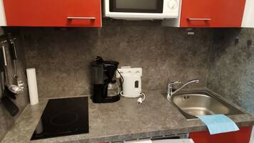 Kühlschrank, Mikrowelle, Herdplatte, Wasserkocher mit Kaffee-/Teezubehör