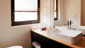 Asciugacapelli, asciugamani, sapone, shampoo